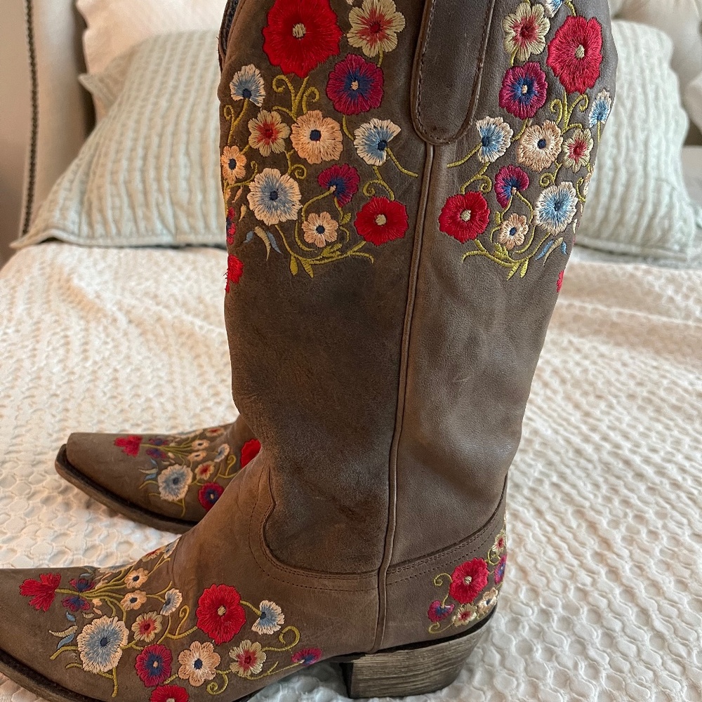 Lane LB 0041B leather floral embroidered snip toe women’s western boots 8